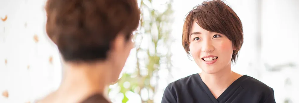 患者様に宿泊先を案内するスタッフ